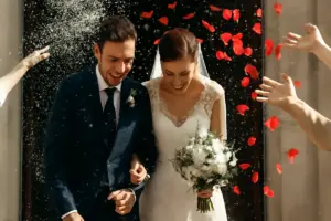 Lancio del riso o dei petali dopo la cerimonia: cosa preferire per un effetto unico e rispettoso
